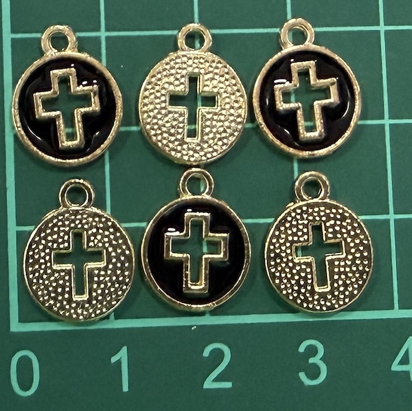 Charm Round Cross Black